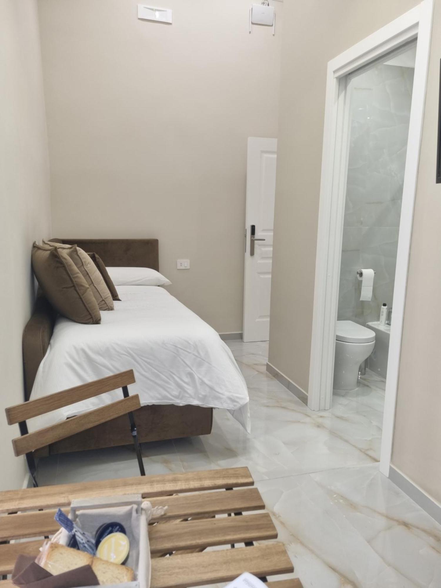 Station House 45 Bed & Breakfast เนเปิลส์ ภายนอก รูปภาพ