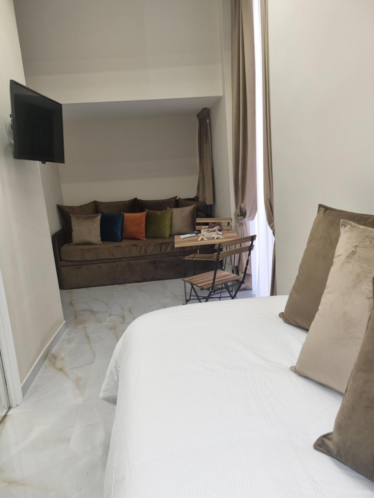 Station House 45 Bed & Breakfast เนเปิลส์ ภายนอก รูปภาพ