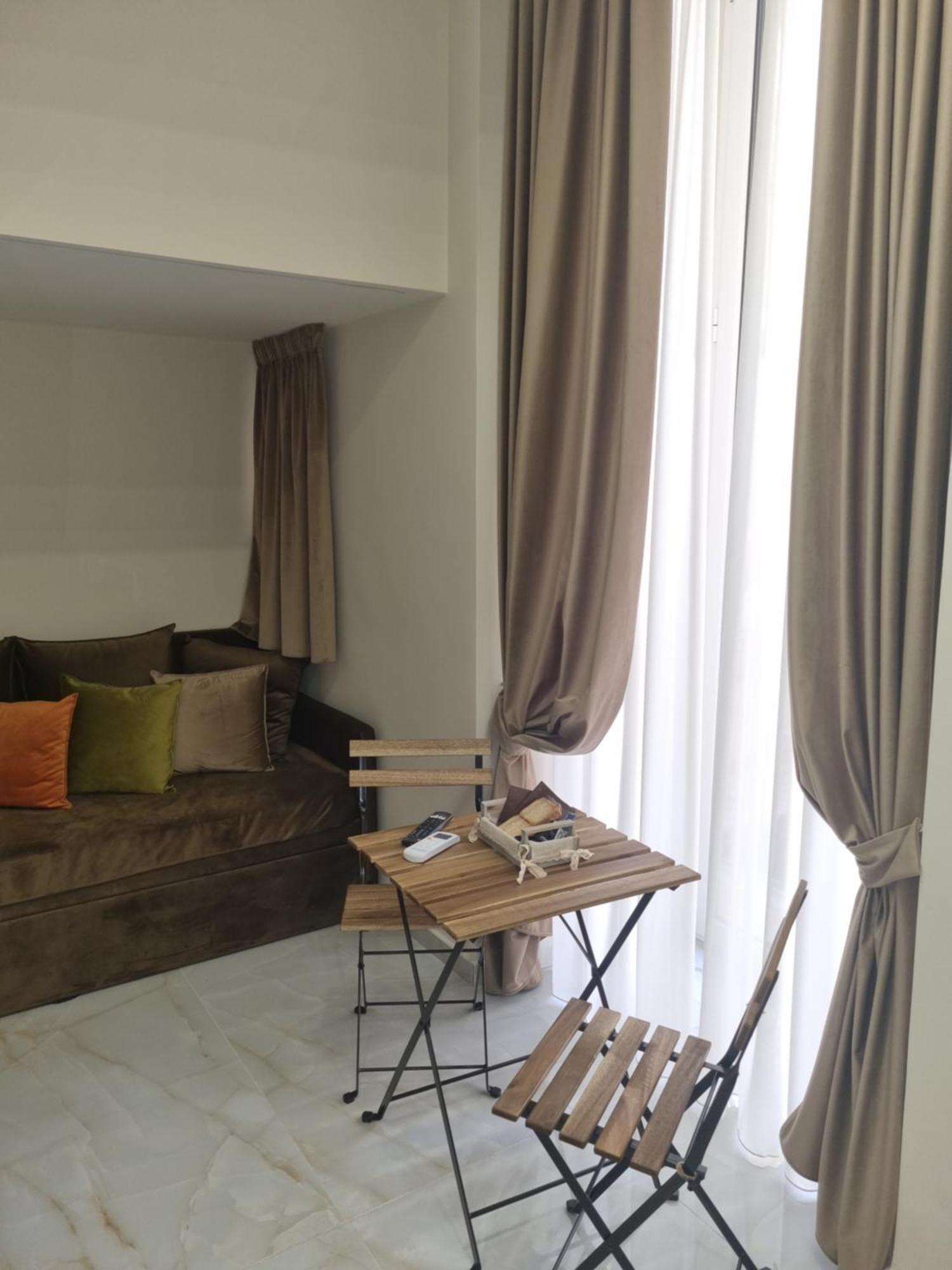 Station House 45 Bed & Breakfast เนเปิลส์ ภายนอก รูปภาพ