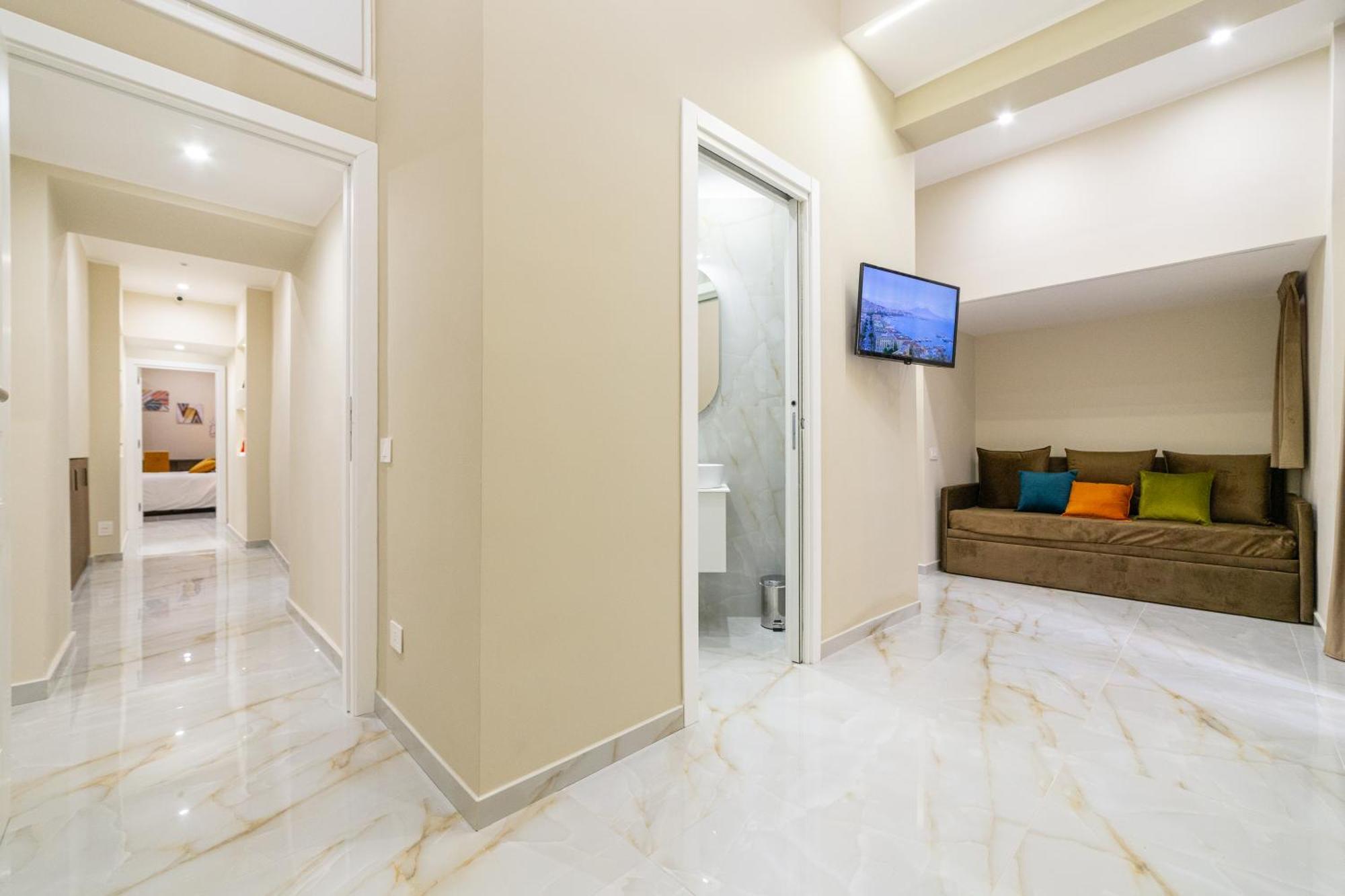 Station House 45 Bed & Breakfast เนเปิลส์ ภายนอก รูปภาพ