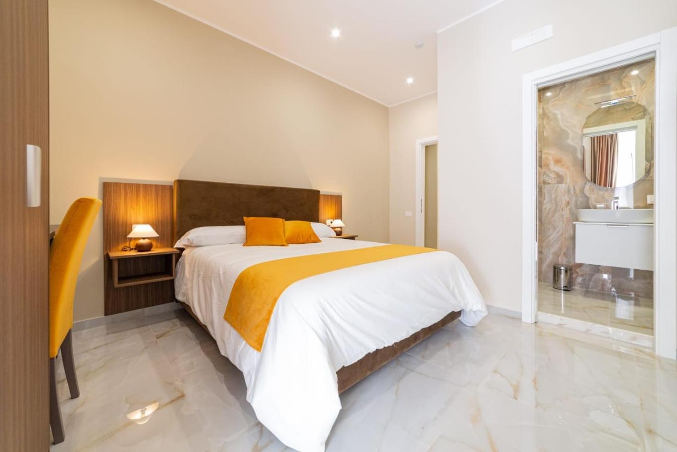 Station House 45 Bed & Breakfast เนเปิลส์ ภายนอก รูปภาพ