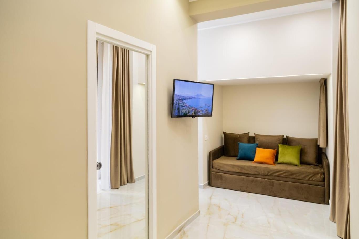 Station House 45 Bed & Breakfast เนเปิลส์ ภายนอก รูปภาพ