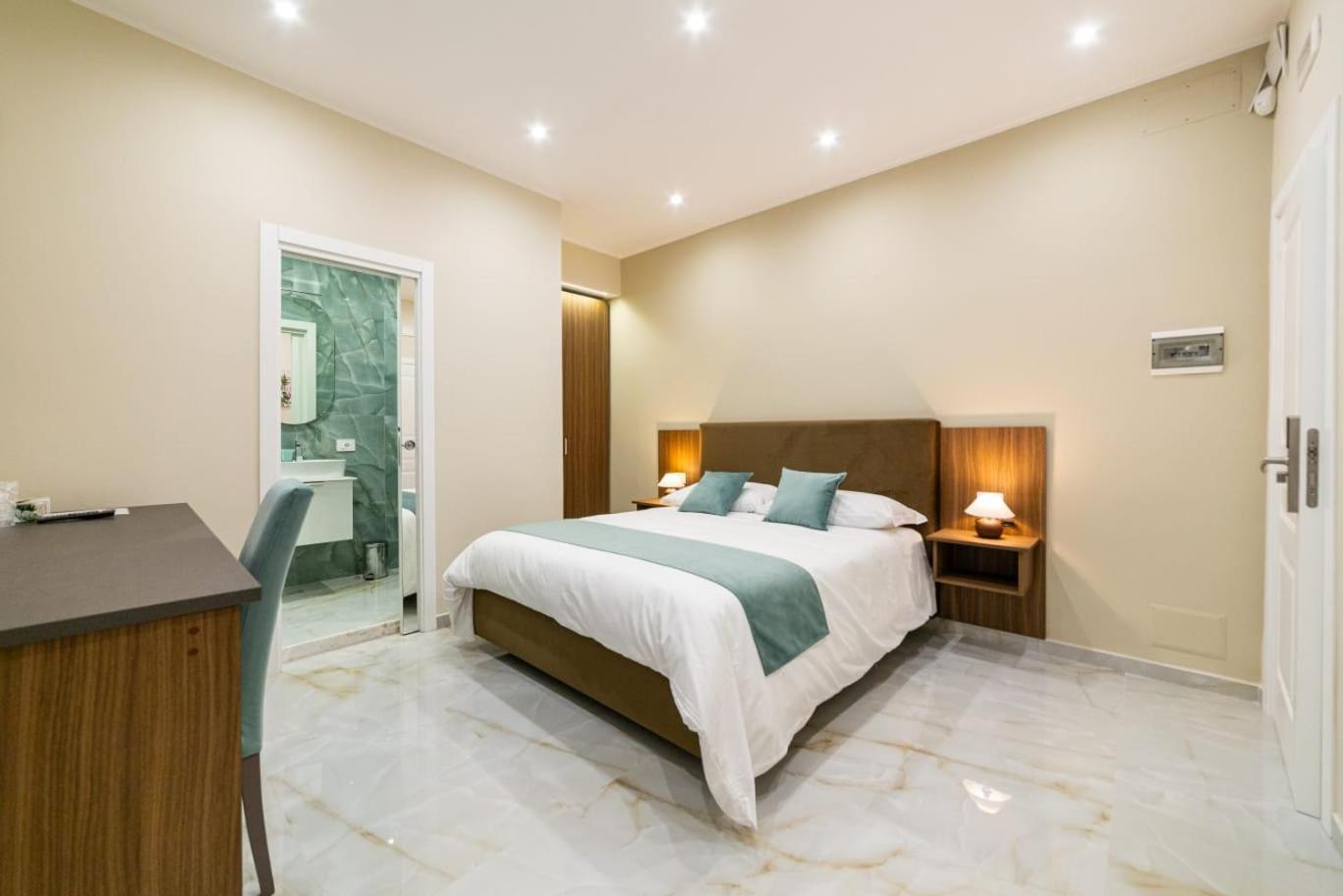Station House 45 Bed & Breakfast เนเปิลส์ ภายนอก รูปภาพ
